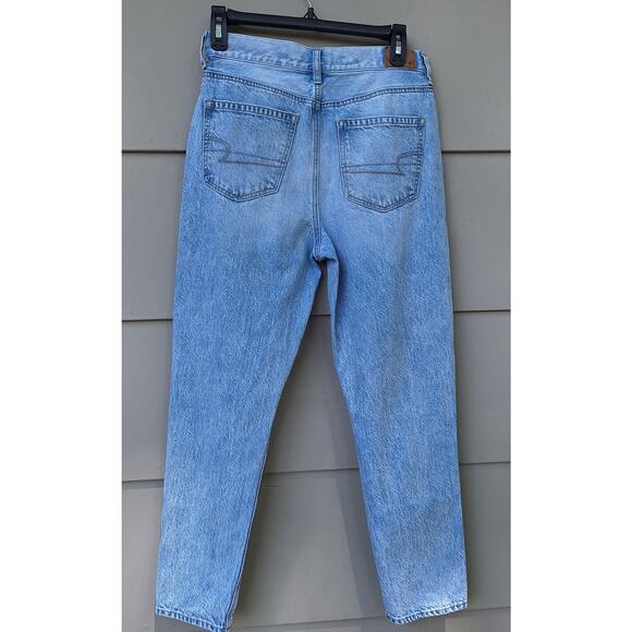 American Eagle Mom Jean Distressed Busted Knee Light acid wash Size 2 Cotton - Picture 3 of 11